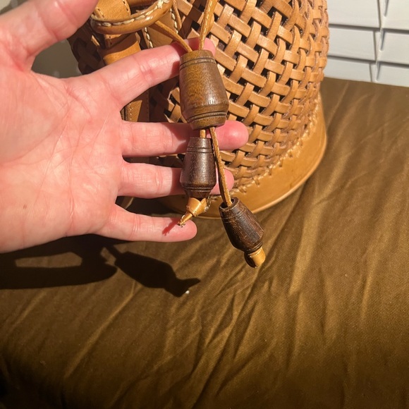 Inge Sport Tan Leather Weaved Bucket Bag, good condition w matching earrings - Picture 3 of 9